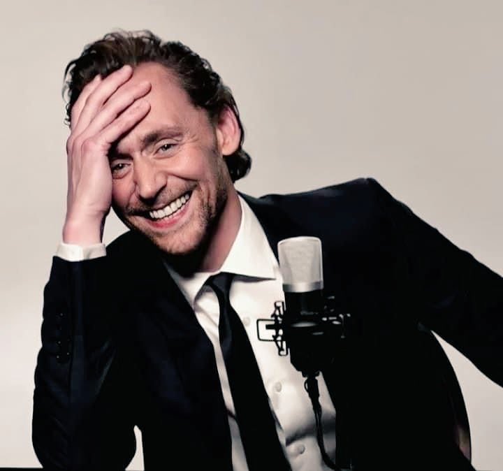 tom hiddleston laughing