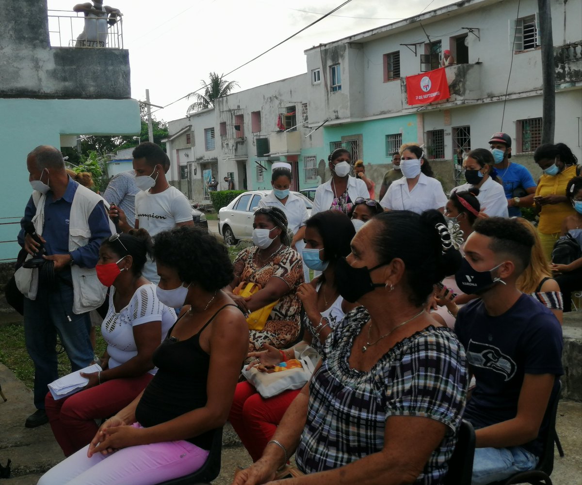 GHNordelo5's tweet photo. Fructífero intercambio con cederistas de Los Pocitos en #Marianao, que no creyeron en llovizna. #CDRCuba #PCC #PoderPopular #SomosDelBarrio #Cuba #PonleCorazon https://t.co/bw9YCkdSbL