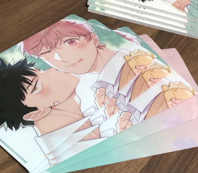 通販は各書店様に委託予定です🥰💮
ちなみに今回クリアファイルも作ってみまして…📁
表紙イラストを使用したA5クリアファイルを有償特典方式で再録本とセットで販売します。通常版もあるよ🙆‍♂️
クリアファイル好きな方は要チェック❣️ 