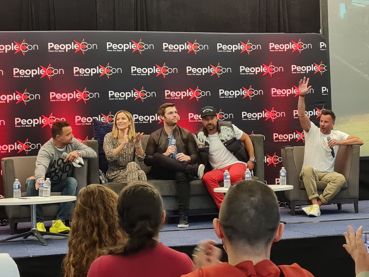 chiara_vecchi12's tweet photo. So happy I could cry 😭😭 @peoplecons @Liam_J_McIntyre @manubennett @EllenHollman and Craig and Nick ❣❣ https://t.co/Rdt2e0o8iM