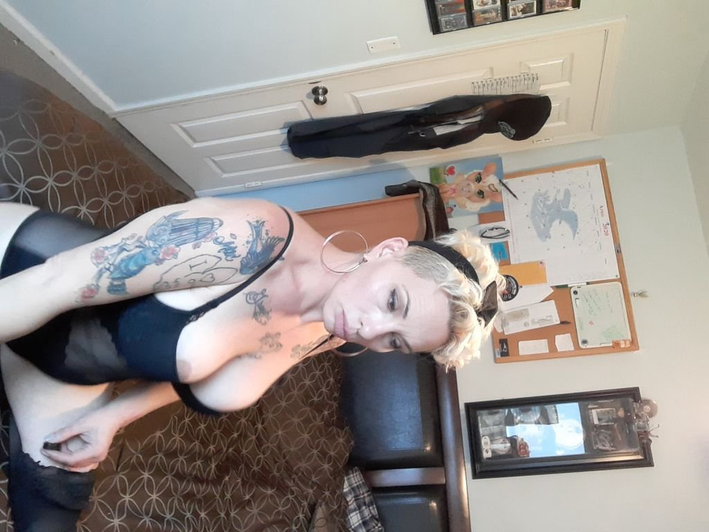 I'm online right now on skyprivate (live skype show). my private profile: Please RT. thanks! #MILF #bigboobs #tattoos #silly https://t.co/dL8o1tkfUG