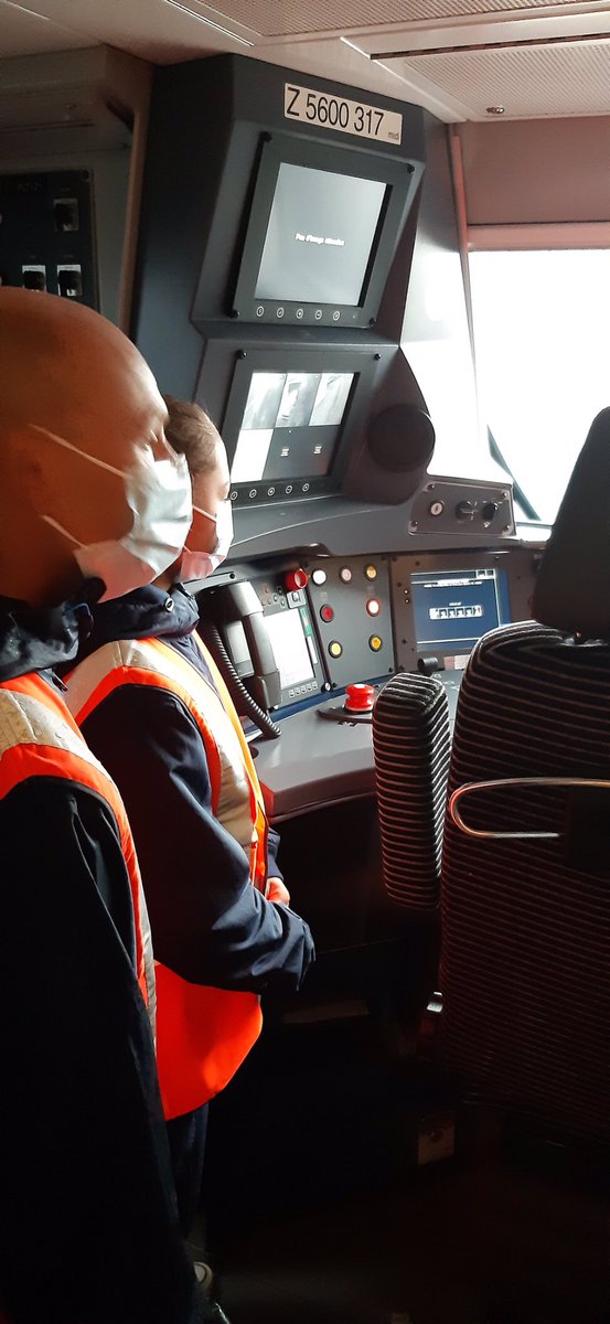 PetitpoissonJ's tweet photo. SNCF #JEP2021 les yeux des enfants brillent dans la cabine du TER et les familles découvrent les coulisses  du matériel au technicentre Nouvelle-Aquitaine❤️ une deuxième belle journée accompagnée par les cheminots 🙏👏et ce n’est pas fini!@TERNouvelleAQ https://t.co/epqLPrUtGQ