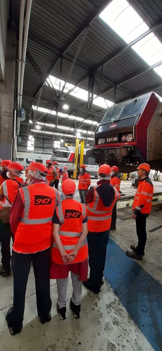 SNCF #JEP2021 les yeux des enfants brillent dans la cabine du TER et les familles découvrent les coulisses  du matériel au technicentre Nouvelle-Aquitaine❤️ une deuxième belle journée accompagnée par les cheminots 🙏👏et ce n’est pas fini!@TERNouvelleAQ
