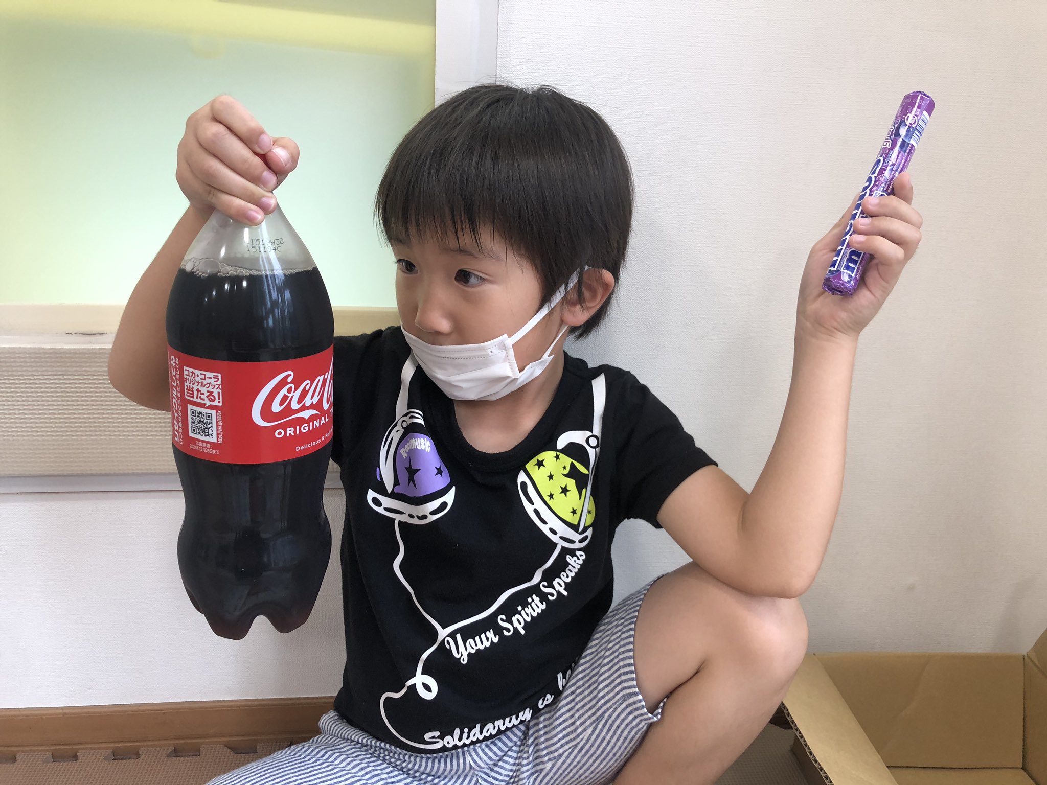 ナーシング有松校 メントスコーラの活動を行いました ただやるだけではなく なぜメントスコーラでコーラ が噴き出るのか問題を答えることができたり 風船をキャップにはめてメントスを入れたらどうなるのか予測する事ができました とても楽しい活動