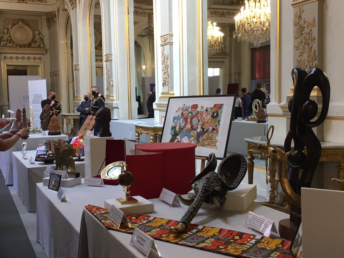 もとでい 今日はフランスマクロン 大統領が執務を行う建物 エリゼ宮 の無料見学会 シャンゼリゼという地名の エリゼ 分はこの建物から来ています そして各国でもらった贈り物の中で燦然と輝く ワンピースの絵w