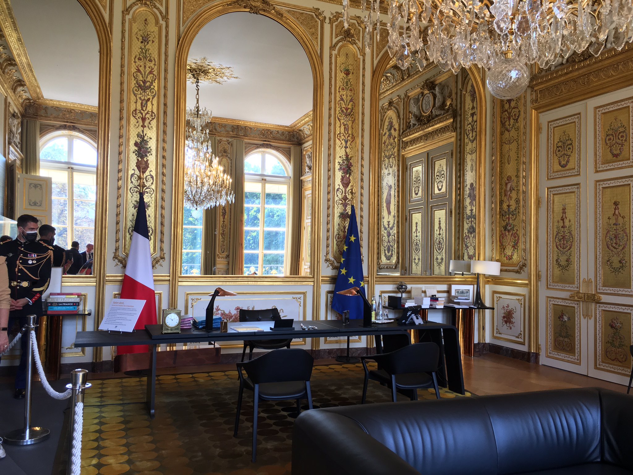 もとでい 今日はフランスマクロン 大統領が執務を行う建物 エリゼ宮 の無料見学会 シャンゼリゼという地名の エリゼ 分はこの建物から来ています そして各国でもらった贈り物の中で燦然と輝く ワンピースの絵w T Co Ucuzfzqcfh Twitter