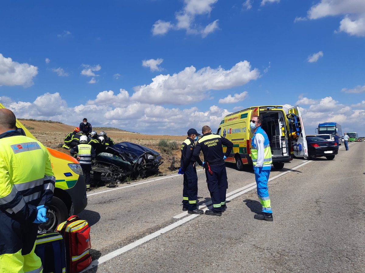 112cmadrid's tweet image. Accidente de tráfico #DaganzodeArriba. M113 km 13. Colisión frontal. 1 hombre fallecido y otro herido moderado. Estabiliza y traslada #SUMMA112. Rescata el cadáver #BomberosCM. Investiga @guardiacivil También interviene #EmergenciasDaganzo