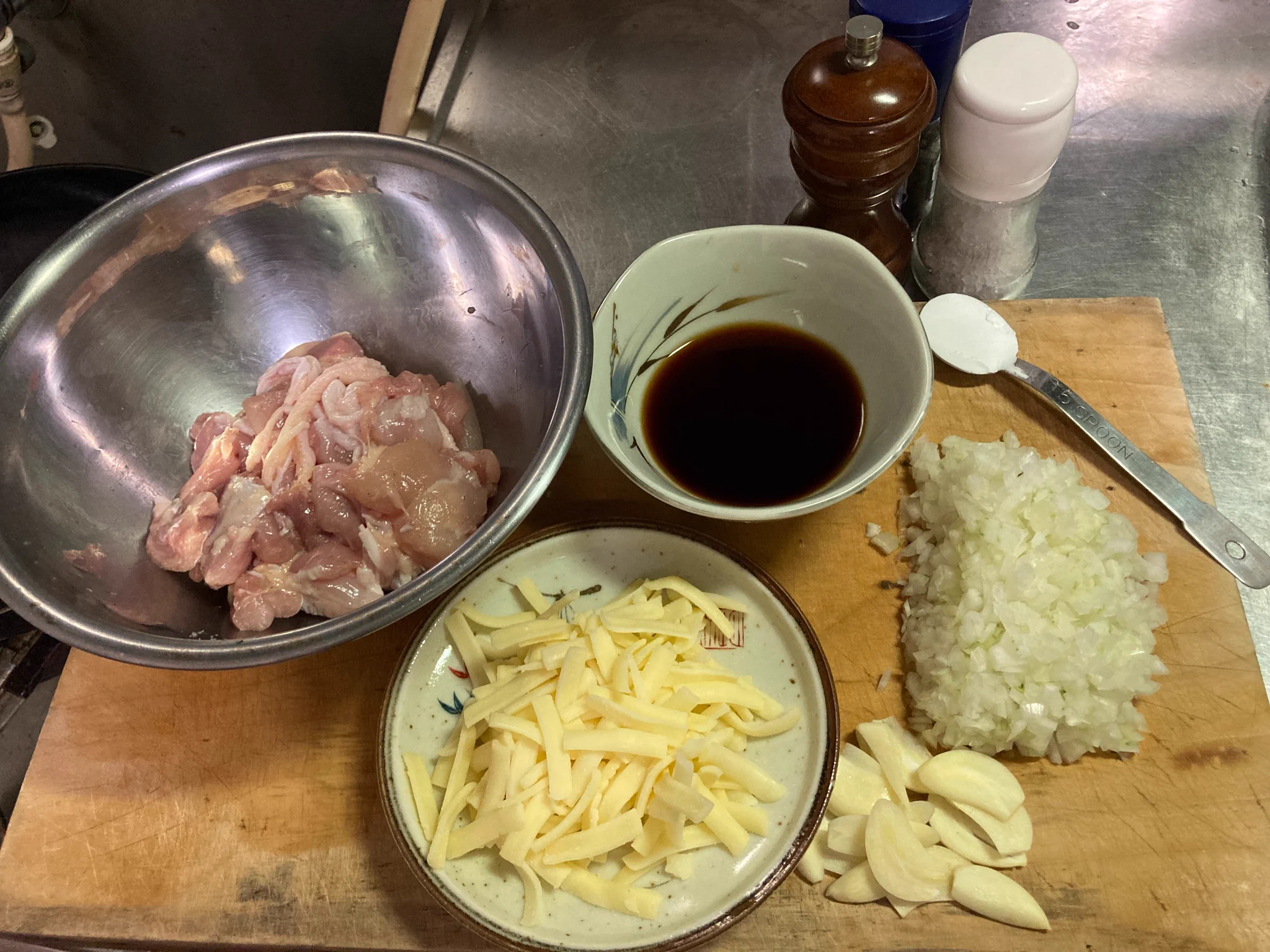 速攻で材料買い出し行って、にんにくとチーズ倍量にして作って、最後に黒胡椒散らしたら………一気にビールが無くなった😂😋
ごはんの代わりにキャベツ敷いてます(←呑み助😅)  