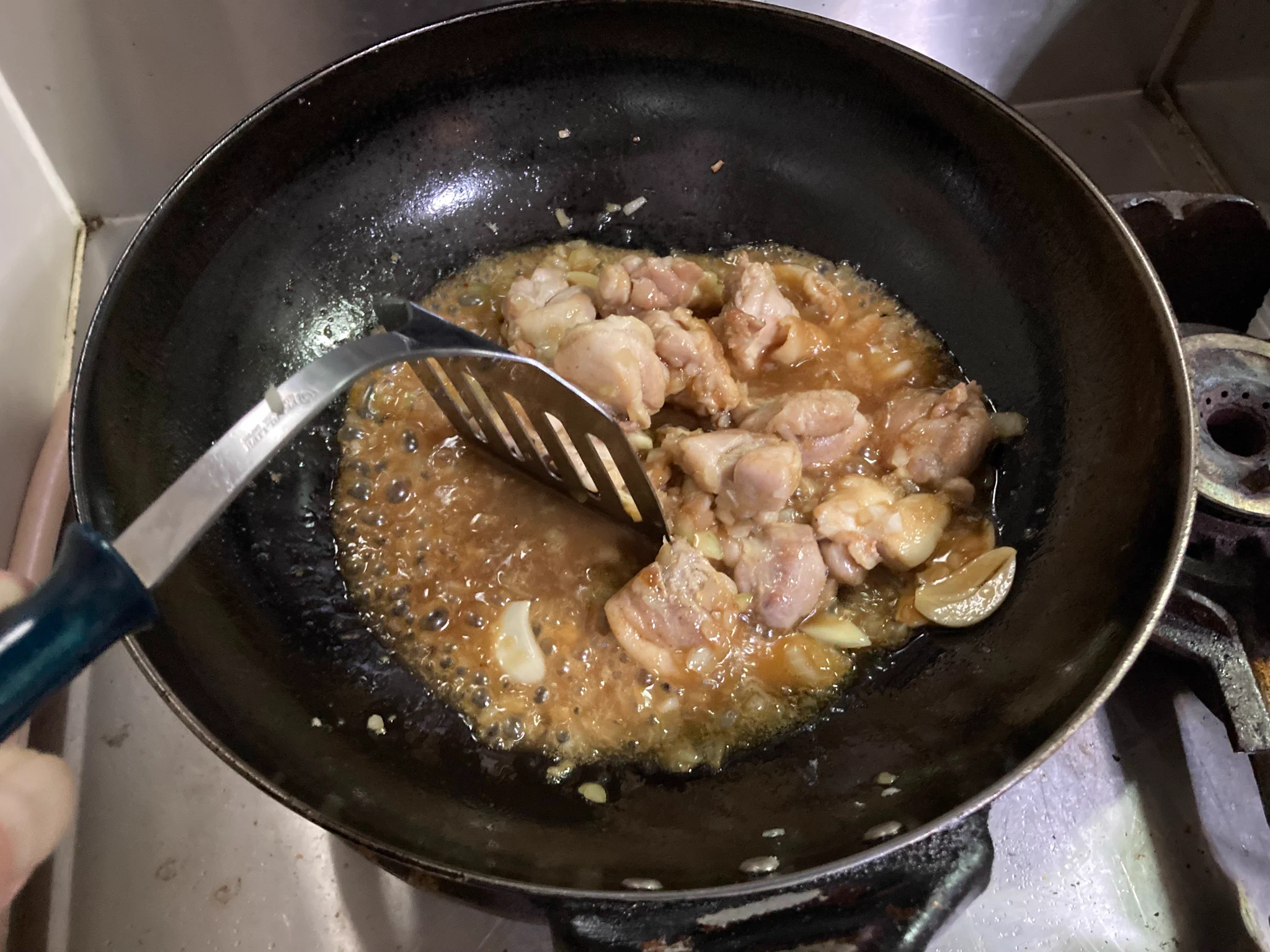 速攻で材料買い出し行って、にんにくとチーズ倍量にして作って、最後に黒胡椒散らしたら………一気にビールが無くなった😂😋
ごはんの代わりにキャベツ敷いてます(←呑み助😅)  