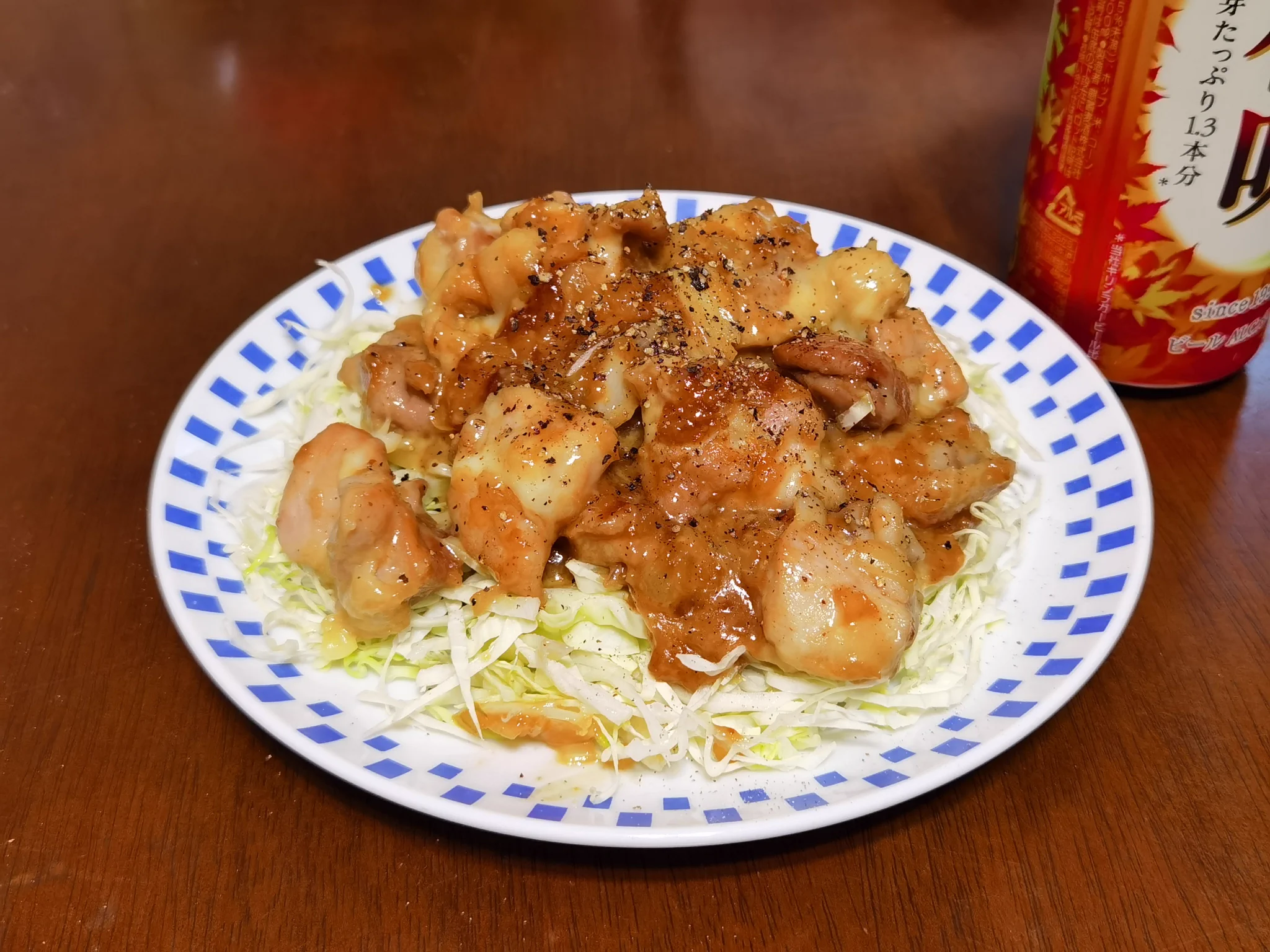 速攻で材料買い出し行って、にんにくとチーズ倍量にして作って、最後に黒胡椒散らしたら………一気にビールが無くなった😂😋
ごはんの代わりにキャベツ敷いてます(←呑み助😅)  