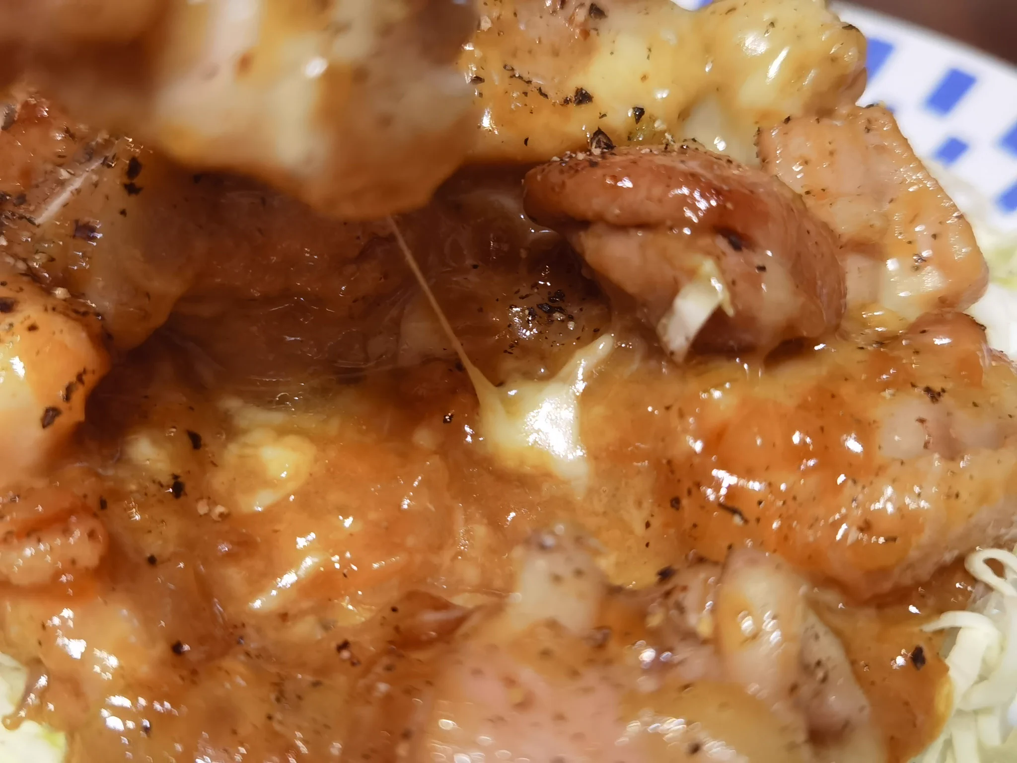 速攻で材料買い出し行って、にんにくとチーズ倍量にして作って、最後に黒胡椒散らしたら………一気にビールが無くなった😂😋
ごはんの代わりにキャベツ敷いてます(←呑み助😅)  