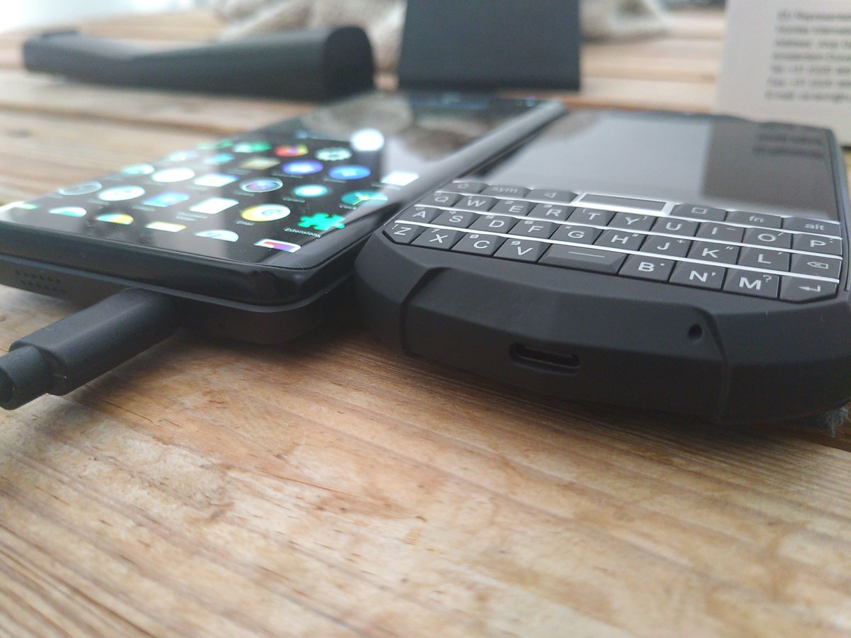 Kabouik's tweet image. The @Unihertz #TitanPocket is a great little device, but @thefxtec Pro1 will remain the best poweruser phone for me: taller, but same width and thinner, screen size with no compromises, 2 times more keys for composing/coding, and multiple #MobileLinux OSes like @droidianlinux.