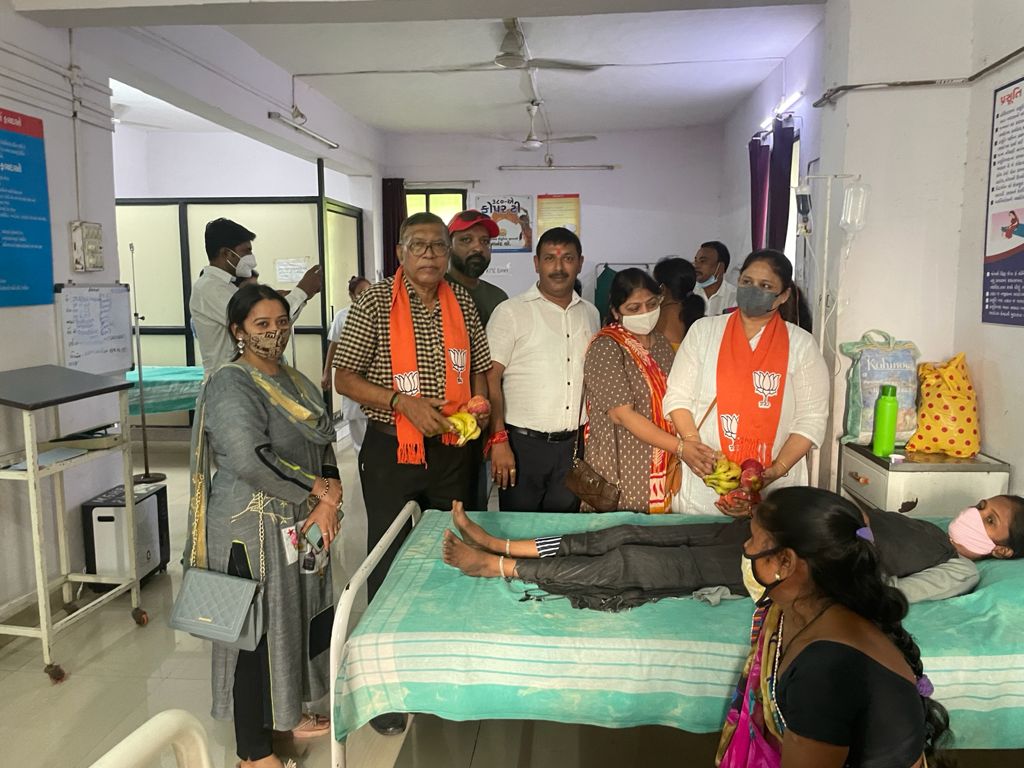 ManharPatelbjp's tweet photo. વિકસીત ભારત ના પ્રધાનમંત્રી શ્રી નરેન્દ્રભાઇ મોદીજી ના જન્મદિવસ નિમિત્તે બીલીમોરા સરકારી દવાખાના ના ફળ વિતરણ કરવામાં આવ્યું@Narendramodi https://t.co/9Stajgu3vw