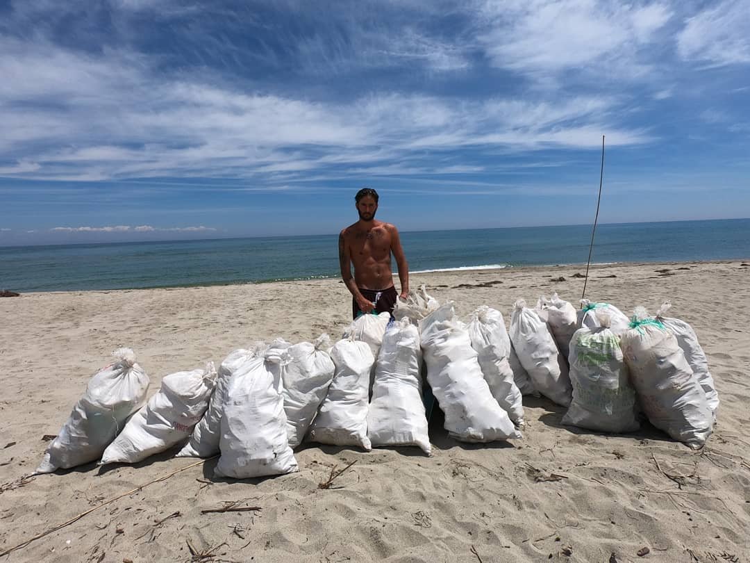 RebeccaH2030's tweet photo. This guy cleaned a 1.5km beach in Greece, filling 20 sacks with garbage. 🙏🙏
#TiredEarth #plasticfreesummer #etesansplastique #WorldCleanUpDay #WorldCleanUpDay2021 https://t.co/REjpSygF1o