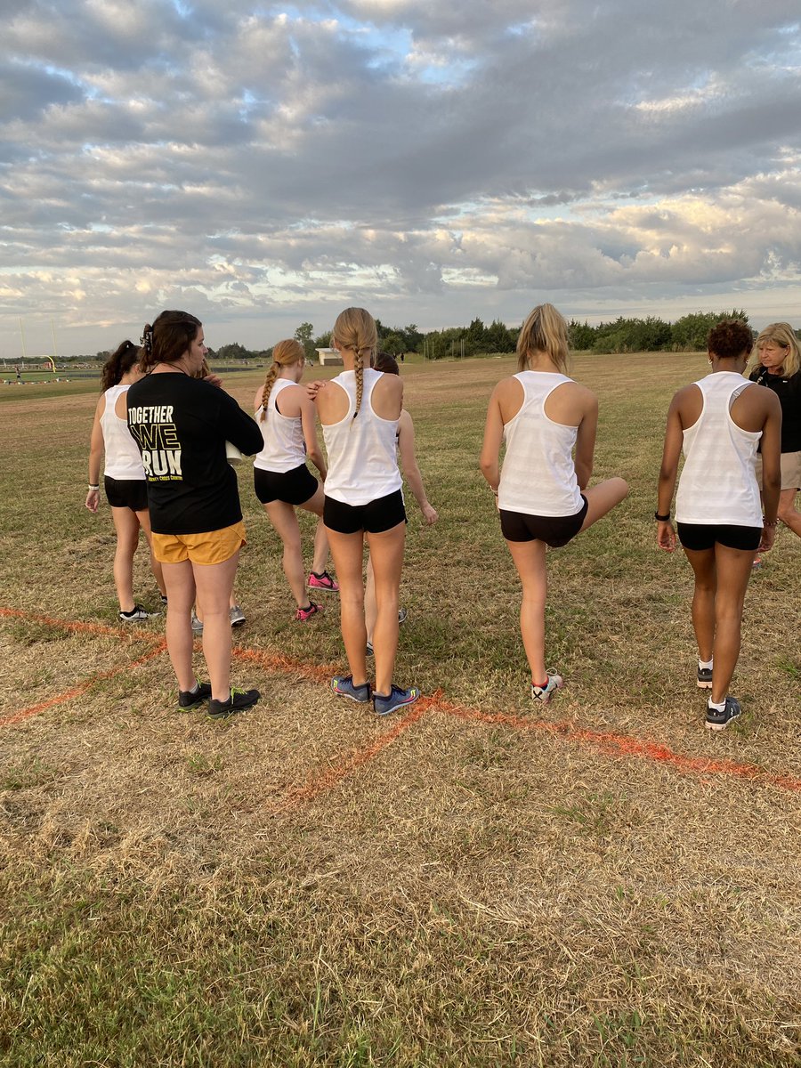 ForneyHSXC's tweet photo. Varsity Girls warming up. Set to run at 8 am. https://t.co/NVf4Zimhwa