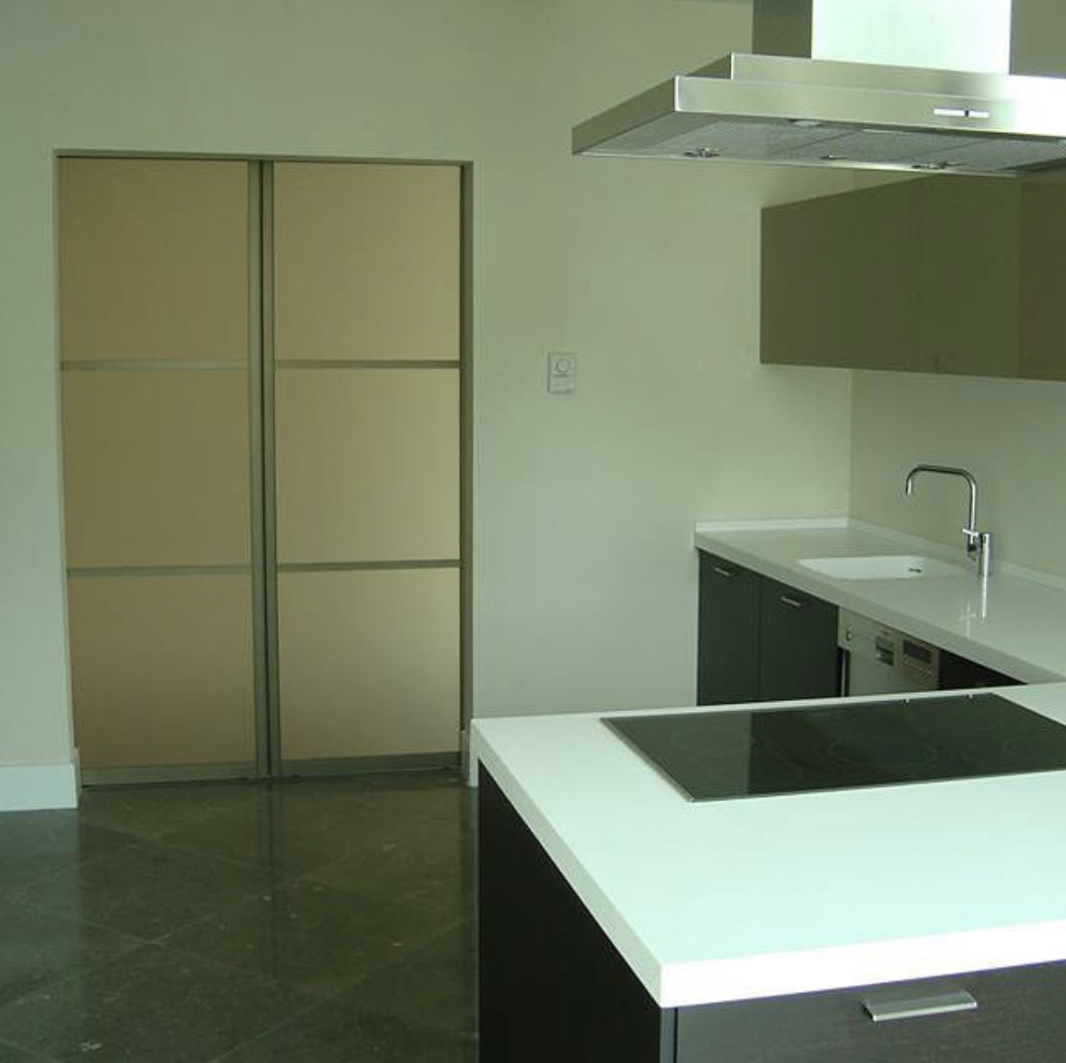 Great #Roomdivision from #Raumplus, using sliding pocket doors recessing into the stud walls, such an innovative #spacesaving design, why not visit our #Sheffield #SlidingDoor showroom to see how we can  adapt this idea ? or our website 
slideandglide.co.uk
#raumplus