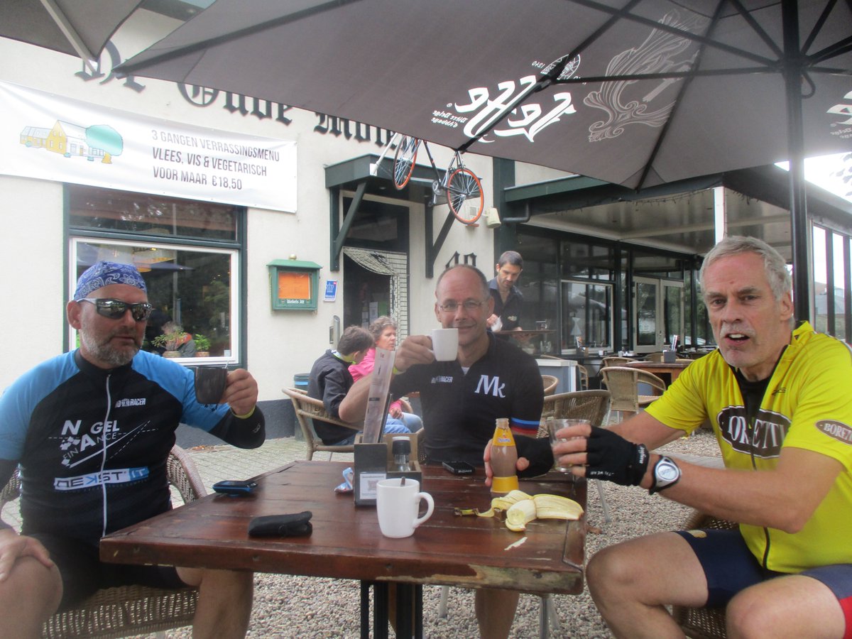 Deelgenomen a/d. Bergtoer vanuit Dodewaard (125) Het was vanmorgen nog behoorlijk mistig. Mooie route door o.m. de Hatertse vennen. Aantal bekenden tegen gekomen waaronder Christiaan de Lange. Met zijn groepje koffie gedronken in Groesbeek.