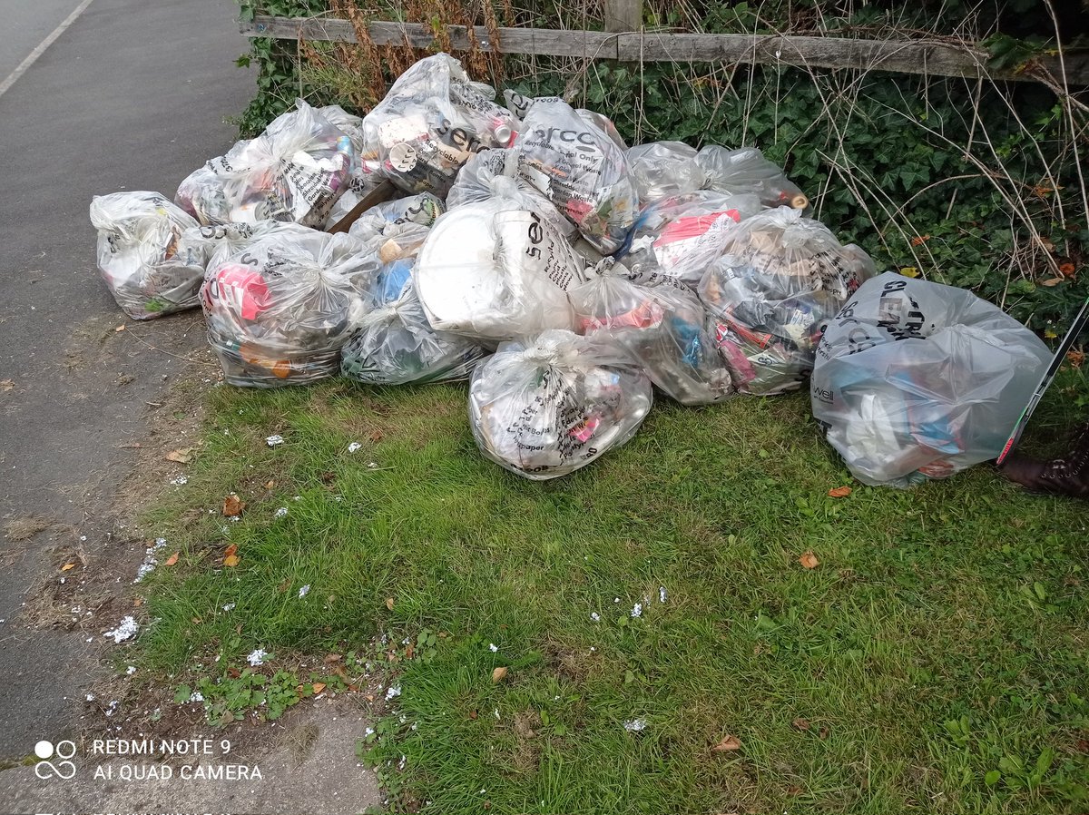 Out litter picking with Litter Watch on Axletree Way in Wednesbury this morning. 28 bags of top quality rubbish collected. #takeyourlitterhome #dontbeatosser #binitbab @Litterwatch1