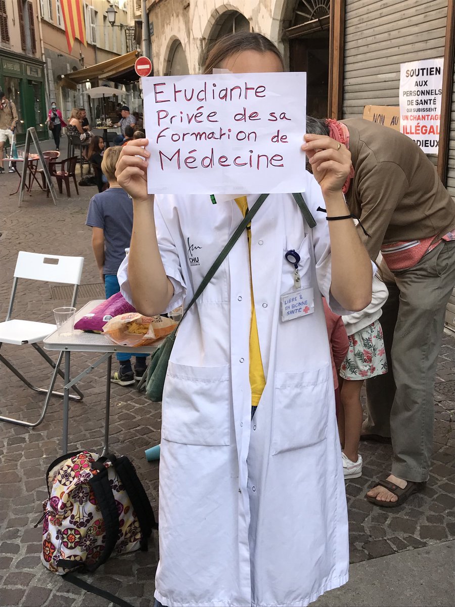 Cette étudiante en 4 eme année de médecine à Grenoble va devoir finir ses études en Pologne. Elle n’est pas vaccinée
