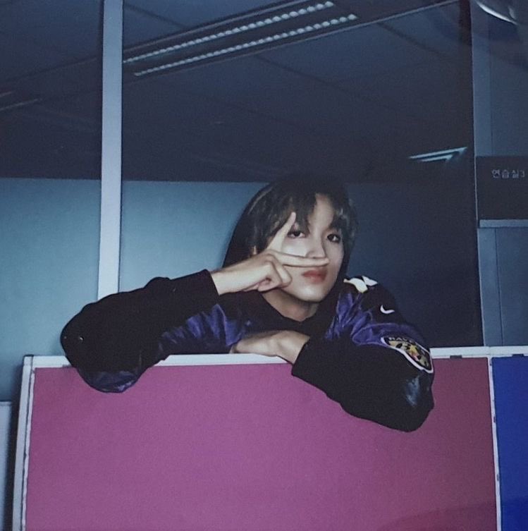 Laviezna's tweet photo. — “Kata orang wibu sama kpopers gabisa bersatu” 

Lee Haechan au
        © Laviezna https://t.co/z427vMAd0w