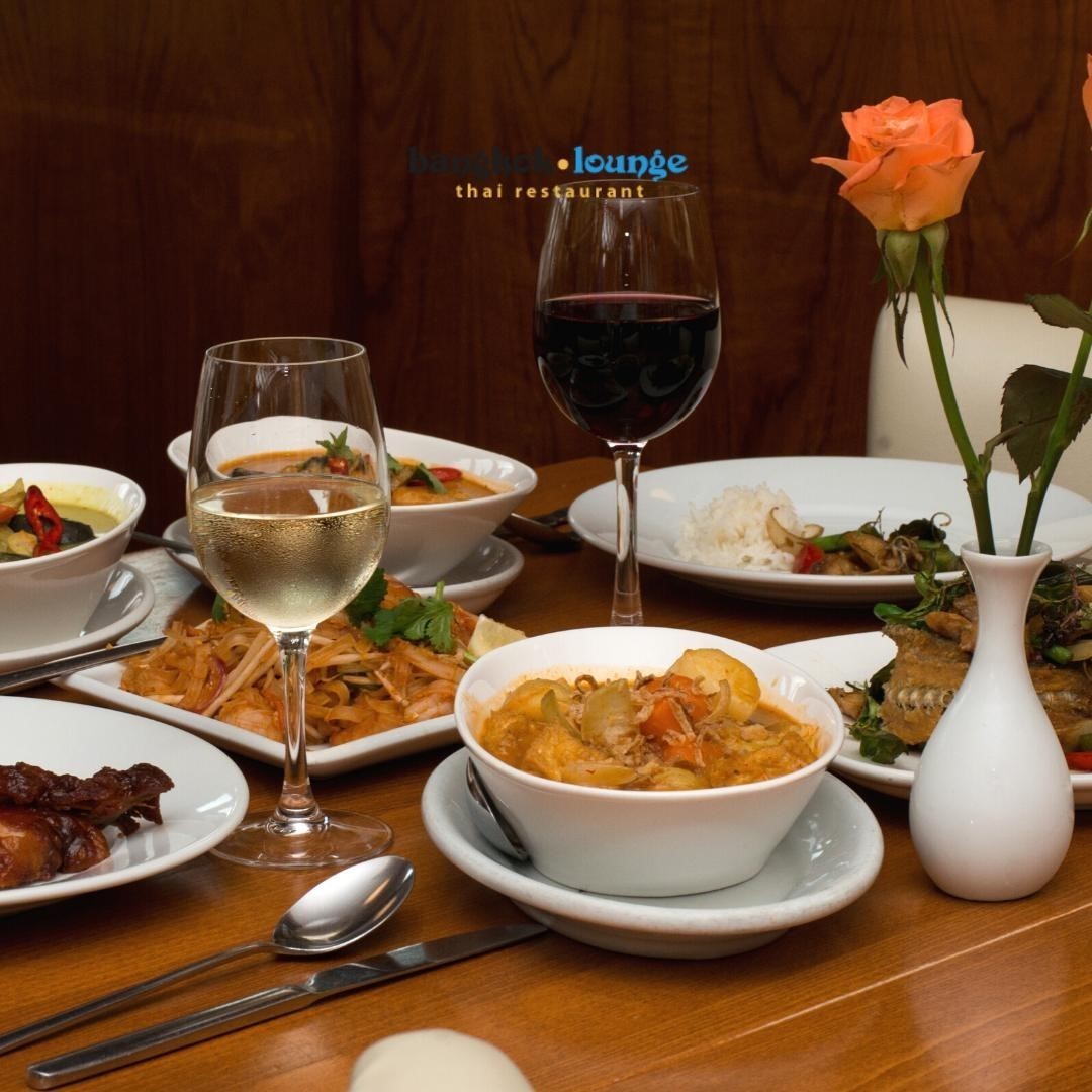 Saturdays call for a glass or two of vino and a date night at Bangkok Lounge! 🍷 Call us at 01582 461282 or 01582 469383 to book your table 🌹