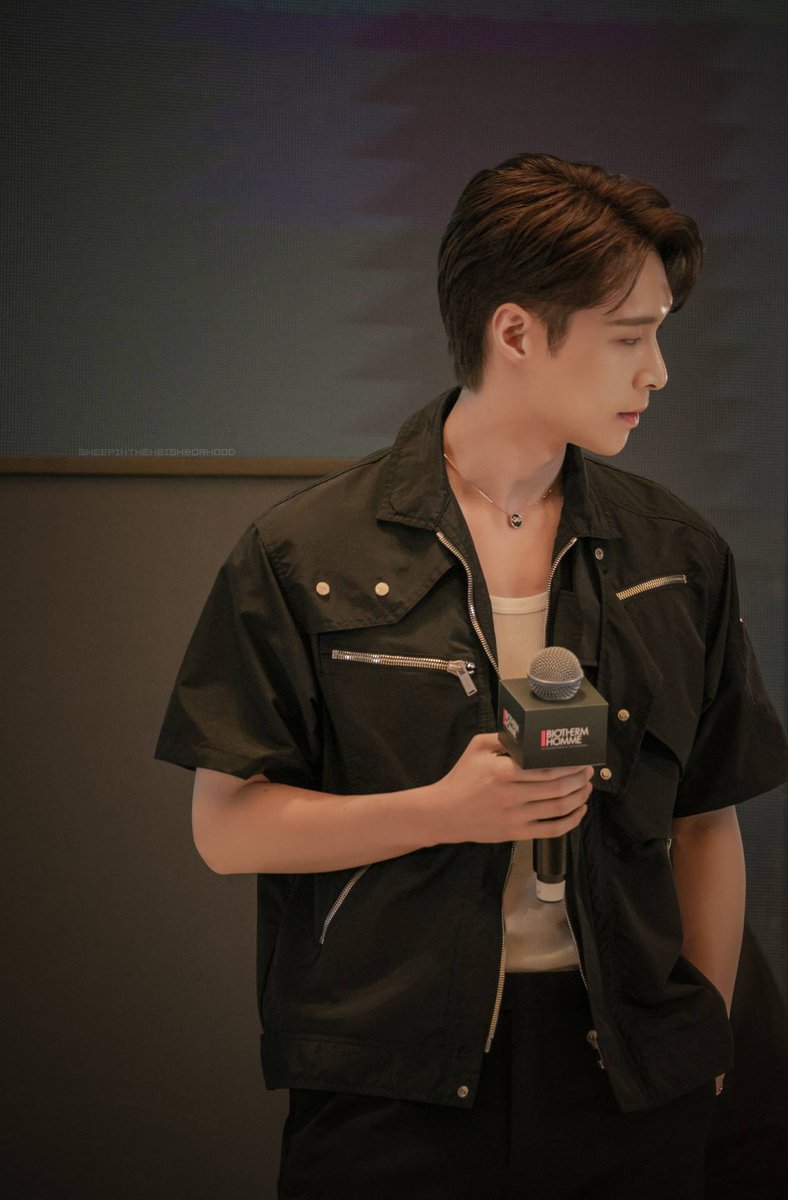 hourlylayzhang's tweet photo. [@layzhang] https://t.co/bg41EfcHDO