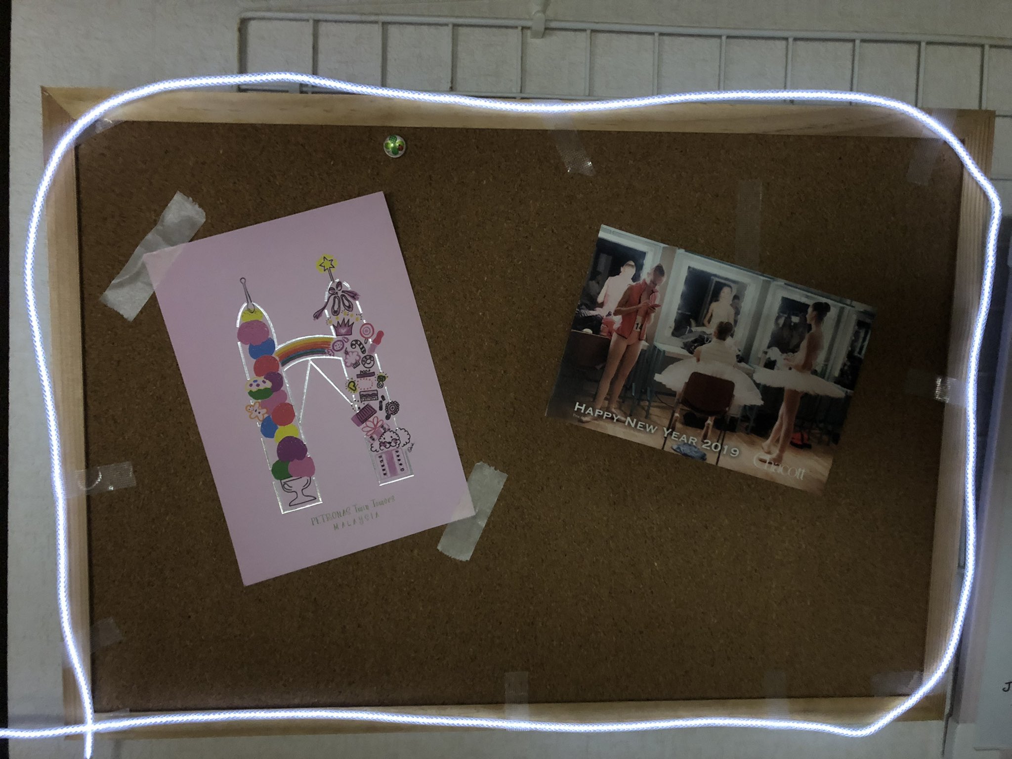 法政キャリア体験海光社 Elコードをコルクボードに付けました 部屋の一角をおしゃれに飾ってみませんか 海光社 Elコード 光る コルクボード コルクボードアレンジ ネオン ピカピカ 壁飾り 壁掛け 手作り Diy おうち時間 法政大学 法政