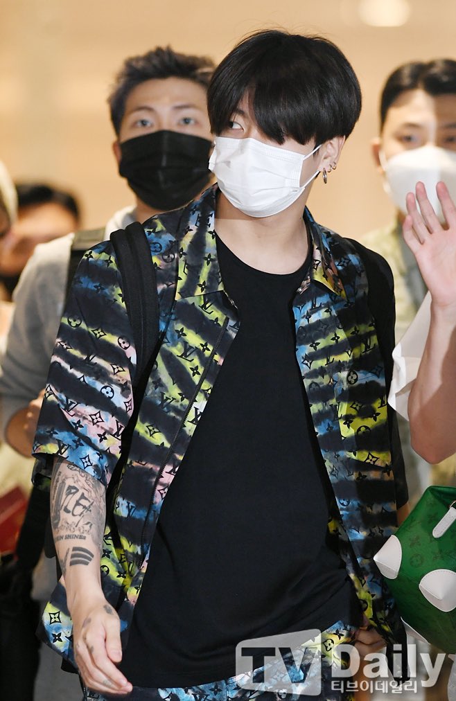 Jungkook_SNS's tweet photo. Have a safe flight Jungkook ♡
His airport fashion looks are iconic! https://t.co/hBC35h8fEw