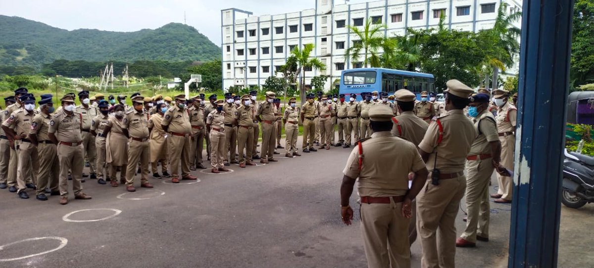 VjaCityPolice's tweet image. విజయవాడ సిటీ పోలీస్ - విజయవాడ పోలీస్ కమిషనరేట్ పరిధిలో జరుగుతున్నటువంటి  జడ్పీటీసీ మరియు ఎంపీటీసీ ఎన్నికల కౌంటింగ్ దృష్ట్యా , బందోబస్త్  సిబ్బందికి తగు సూచనలు , సలహాలు ఇస్తున్న పోలీస్ ఉన్నతాధికారులు.#ZPTCMPTC
#Electioncounting #Andhrapradeshstate #POLICE #vijayawadacitypolice