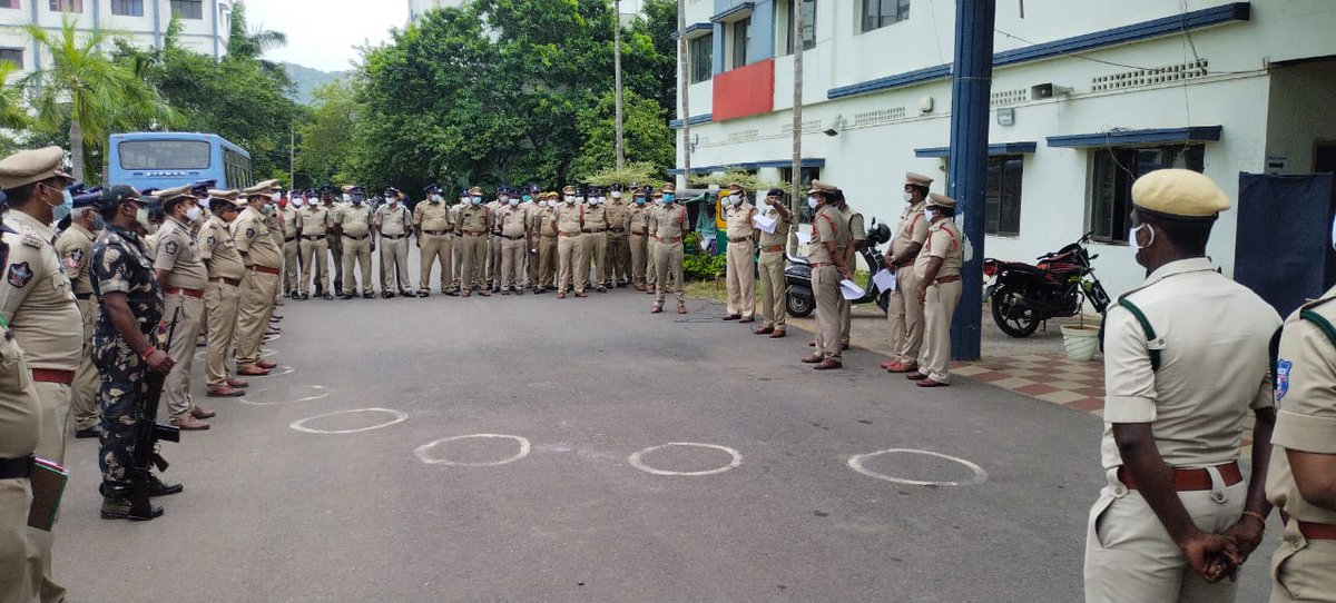 VjaCityPolice's tweet image. విజయవాడ సిటీ పోలీస్ - విజయవాడ పోలీస్ కమిషనరేట్ పరిధిలో జరుగుతున్నటువంటి  జడ్పీటీసీ మరియు ఎంపీటీసీ ఎన్నికల కౌంటింగ్ దృష్ట్యా , బందోబస్త్  సిబ్బందికి తగు సూచనలు , సలహాలు ఇస్తున్న పోలీస్ ఉన్నతాధికారులు.#ZPTCMPTC
#Electioncounting #Andhrapradeshstate #POLICE #vijayawadacitypolice