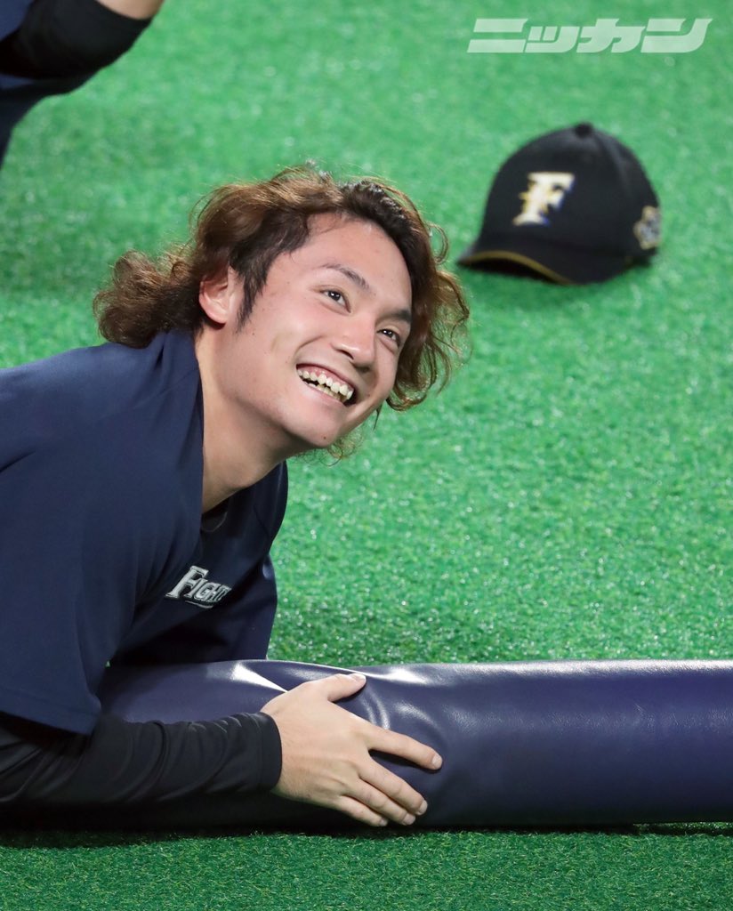 nikkan_fighters's tweet photo. #伊藤大海 選手の“あざとかわいい”写真が届きました😳おちゃめにピースサイン（左）上目遣いで人懐こい笑顔（右）と被写体としても非凡さを見せてくれました◎
みなさんの好みはどちら？左なら「いいね」右なら「リツイート」お願いします👆🏻今後のツイートの参考にさせて頂きます！
#lovefighters https://t.co/GJZfVZnYDU