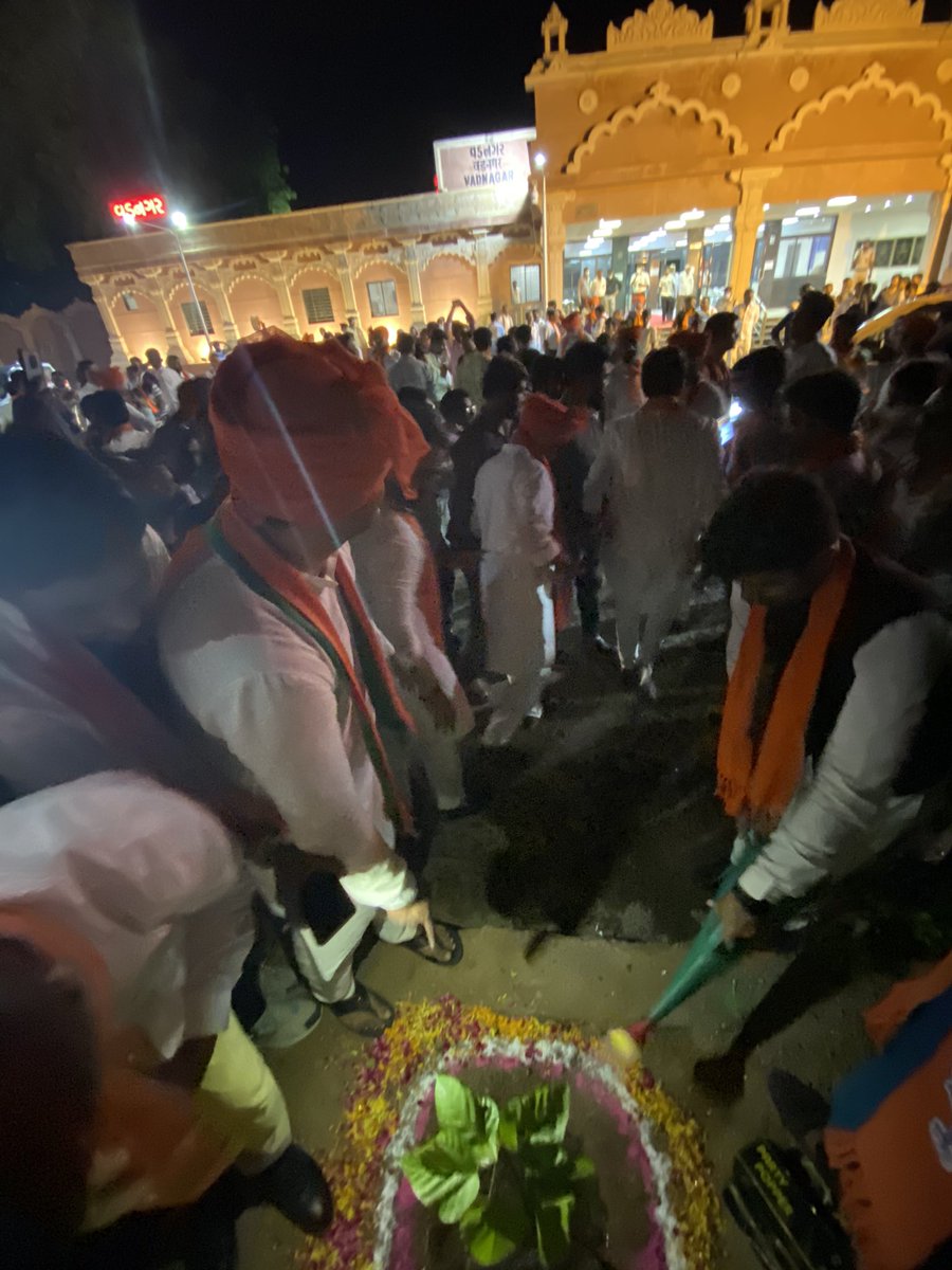 pavanchaudhary9's tweet photo. માનનીય વડાપ્રધાનશ્રી નરેન્દ્રભાઈ મોદી ના જન્મદિવસ નિમિતે યુવામોર્ચા દ્વારા ૧૭ સેપ્ટેમ્બરે ૭૧૦૦ રોપાનું વાવેતર કરવામાં આવ્યું. @narendramodi ji @CRPaatil ji @ChaudhryShankar ji @pradipsinhbjp ji @rajnipatel_mla ji @pankajbhaibjp ji @DrPrashantkorat ji @NareshDesai_ @PrakaashGurjar https://t.co/DmAjouOFhY
