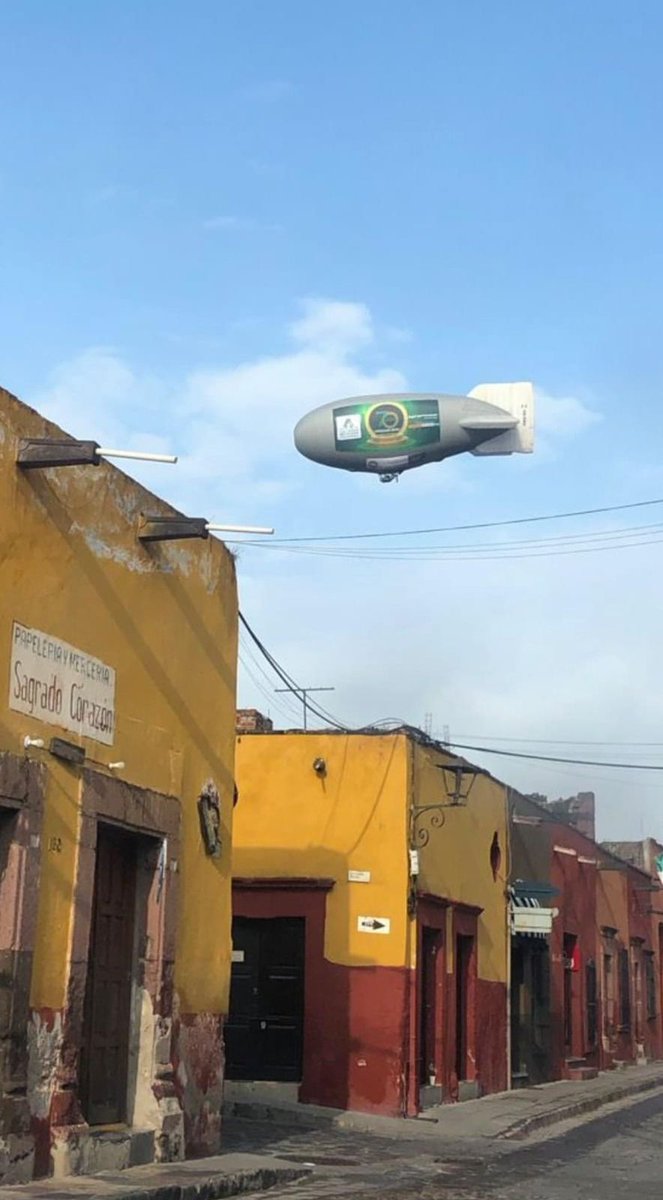 JUANP_DELEON's tweet photo. Así vuela el #Zepellin de @CajaMexicana en San Miguel de Allende #Comunicación https://t.co/xXZjhxIz67