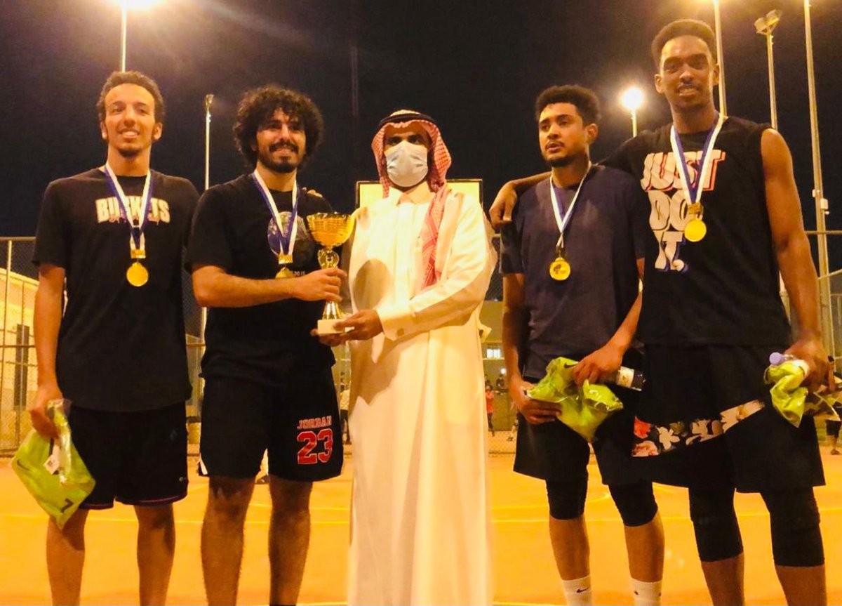 sbfksa's tweet photo. تعزيزاً لتفعيل المشاركات المجتمعية 
تشرفت اللجنة المجتمعية بالاتحاد السعودي لكرة السلة بدعوة كريمة من فريق مجتمع الرياض RBC لحضور مباريات و فعاليات مصاحبة داخل حديقة حي الوادي بالرياض بحضور رئيس اللجنة أ / محمد آل زين 
و قد تم تكريم الفرق الفائزة بنهاية الفعالية. https://t.co/iP1ejiLu6l