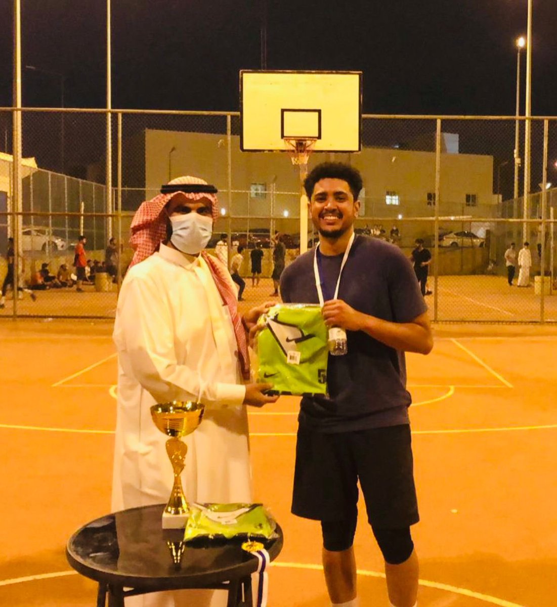 sbfksa's tweet photo. تعزيزاً لتفعيل المشاركات المجتمعية 
تشرفت اللجنة المجتمعية بالاتحاد السعودي لكرة السلة بدعوة كريمة من فريق مجتمع الرياض RBC لحضور مباريات و فعاليات مصاحبة داخل حديقة حي الوادي بالرياض بحضور رئيس اللجنة أ / محمد آل زين 
و قد تم تكريم الفرق الفائزة بنهاية الفعالية. https://t.co/iP1ejiLu6l
