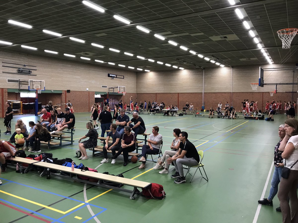 Heerlijk. Weer een volle zaal met wedstrijden bij <a href="/obcoss/">Basketball OBC Oss</a>. Na bijna een jaar geen stuiterende 🏀🏀 gehoord te hebben, is dat een heerlijk geluid  #deruivert <a href="/DatisOss/">Dat is Oss</a> #sportenisgezond