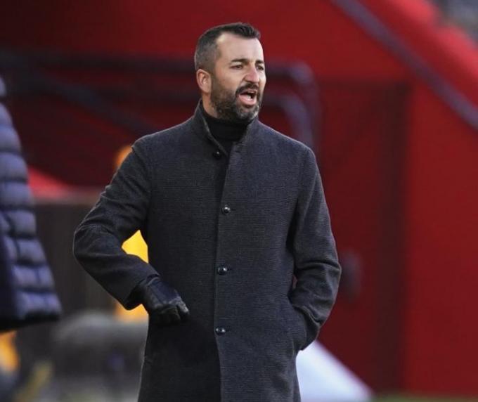 Sr. Angel Torres, hasta aquí llegó la broma. Este tío está libre. Que no se te adelante el Celta.