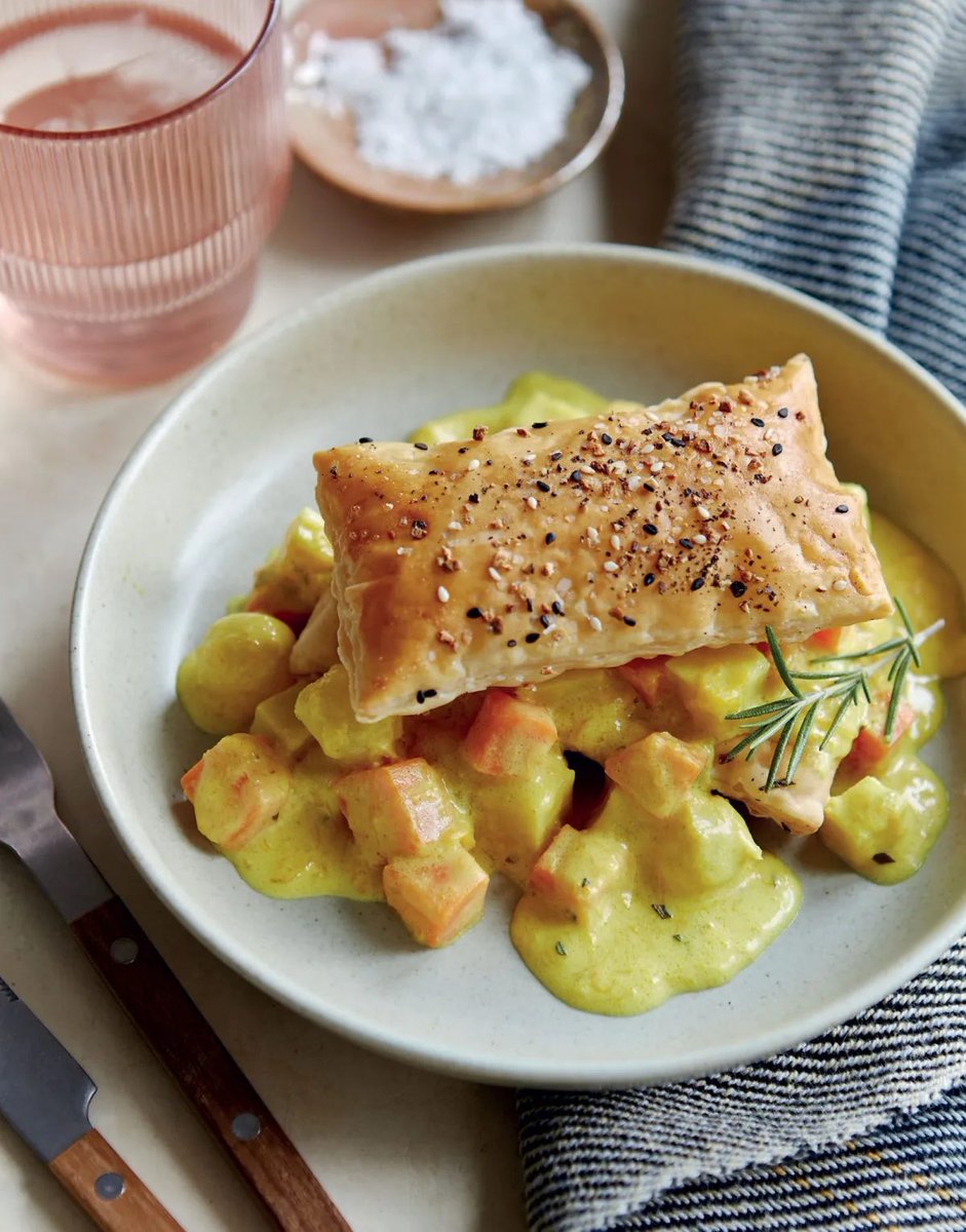 Coolfooddude's tweet photo. For a Meatless Monday or for any day you prefer vegetables to meat, this creamy golden root vegetable pot pie is the perfect meal. https://t.co/h3TyvP9adD @antoni #LetsDoDinner #rootvegetablepotpie #VeggiePotPie #VegetablePotPie #potpie https://t.co/1v1nJ3GFuR