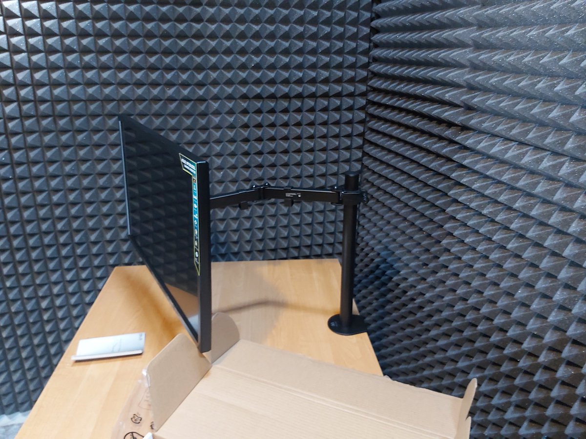 CiscomicDubz's tweet photo. Redoing the office,  switch from monitors having feet to suspension arms for extra space. https://t.co/KBHGPtd0ev