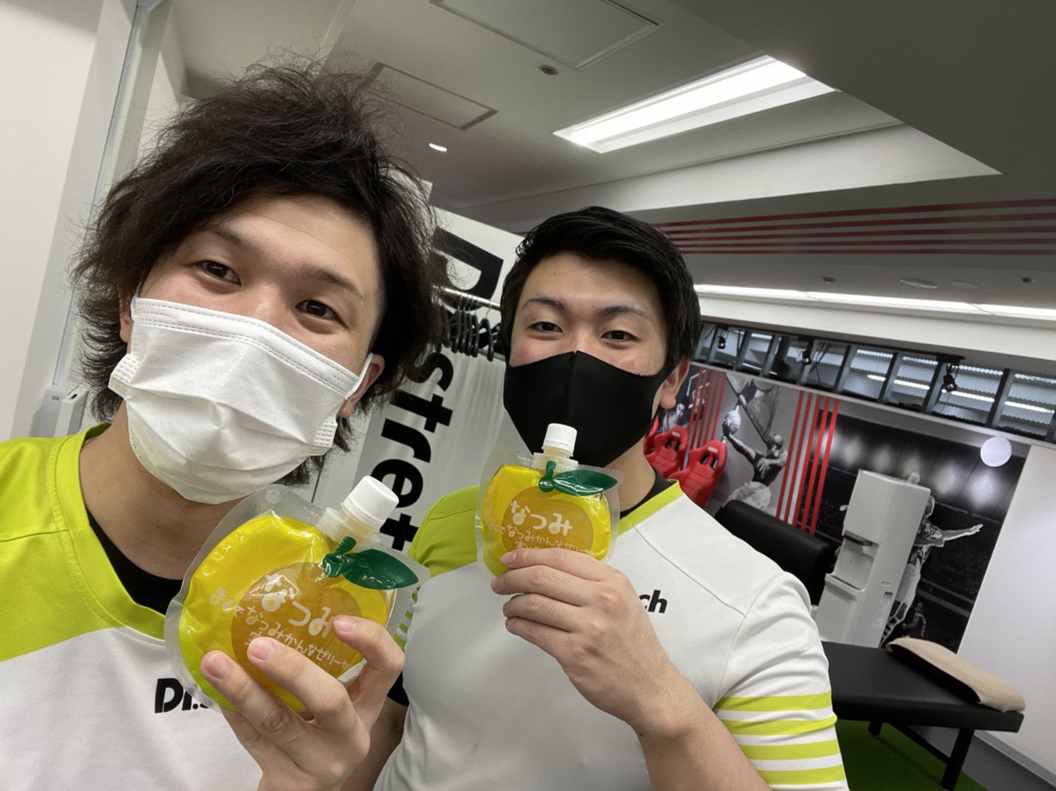 北野陽介 Ds 阪急大阪梅田茶屋町口店 うちの店長やっぱ最高やなー 1番最初に店舗来て最後まで残って仕事やってる こんだけ誰かの為に動けて熱い気持ちもって話してくれてたまにふざけて笑いがあって こんな店長なりたいなー 笑 いつも感謝です 毎日