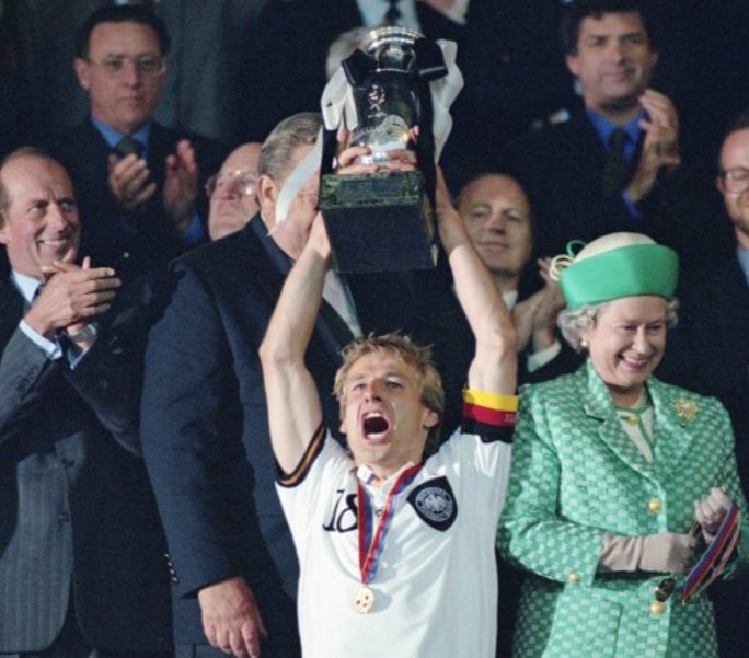 ForgottenFootb3's tweet photo. Franz Beckenbauer before #euro96 : If we want to be the champions, we must beat Czech Republic. In the group stage 2-0, in the final 2-1. #Beckenbauer knew what was needed to be number one in Europe! #germany #mannschaft #football @90sfootball https://t.co/bZfPTsGnfl