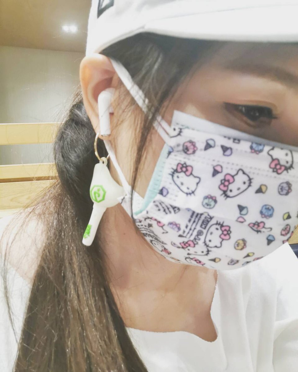 KatibKitty's tweet photo. earring 
#GOT7 #갓세븐 @GOT7Official https://t.co/rSJ13r8UDu