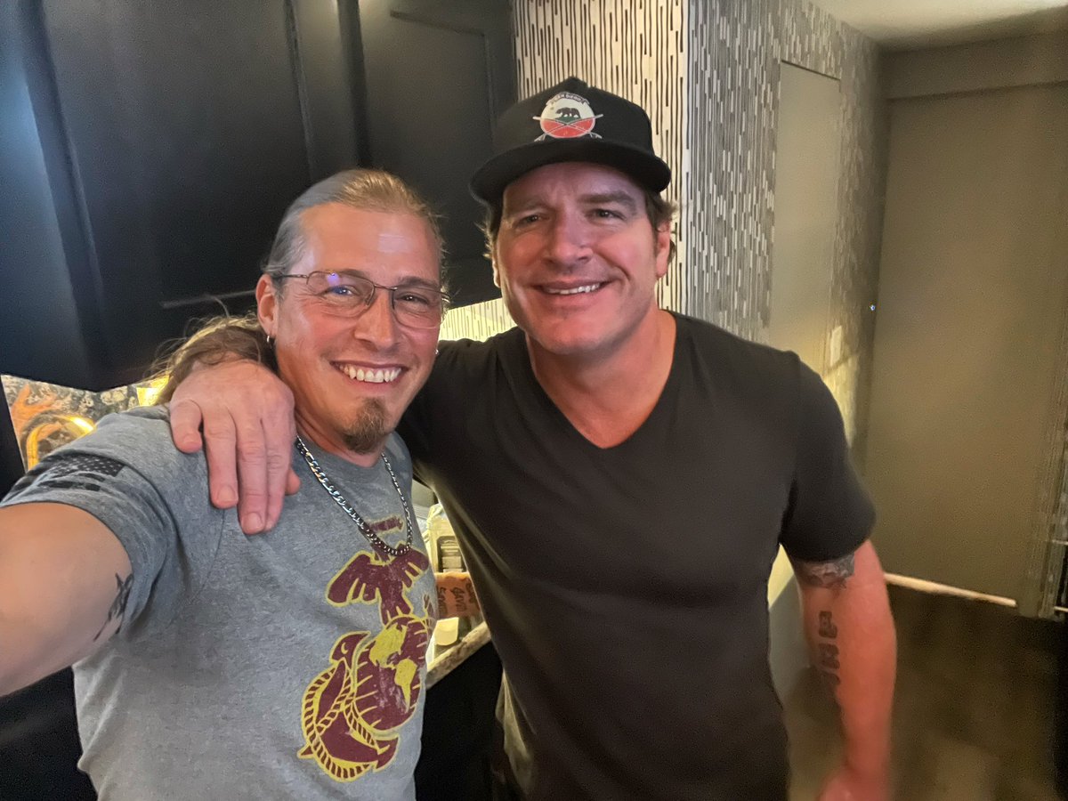 JMCOfficial's tweet image. Thnx 2 everyone that rocked with us at #RivieraTheater in #NorthTonawanda #NY! The staff there has always been so good to us! Some good friends there! 
•
So good catching up with my buddy @jrodfromoz! Great night of playing music and telling stories! Can’t wait to come back!