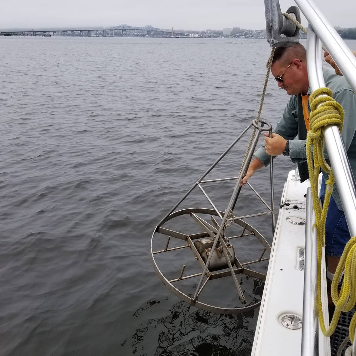 Out on #MtHopeBay with the #Environmental #Chemistry class collecting #sediment ( or #soil , depending on your field of study) &amp; #water #samples 

<a href="/rwusciences/">rwusciences</a> #RWU #marinescience #NarragansettBay #RI