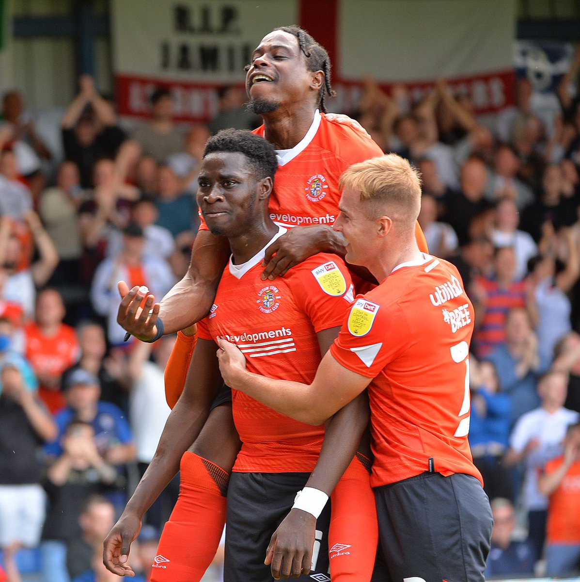 LutonTown's tweet photo. Elijah Anuoluwapo Oluwaferanmi Oluwatomi Oluwalana Ayomikulehin Adebayo. 

🎩 3-0 🦢

#COYH https://t.co/142uALkeJQ