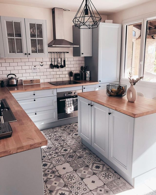 Beautiful Small Kitchen Design. #kitchendesign #kitchenlove #Kitchendecor #kitcheninspo #kitchenremodel #kitcheninspo #dreamkitchen #kitchenisland
