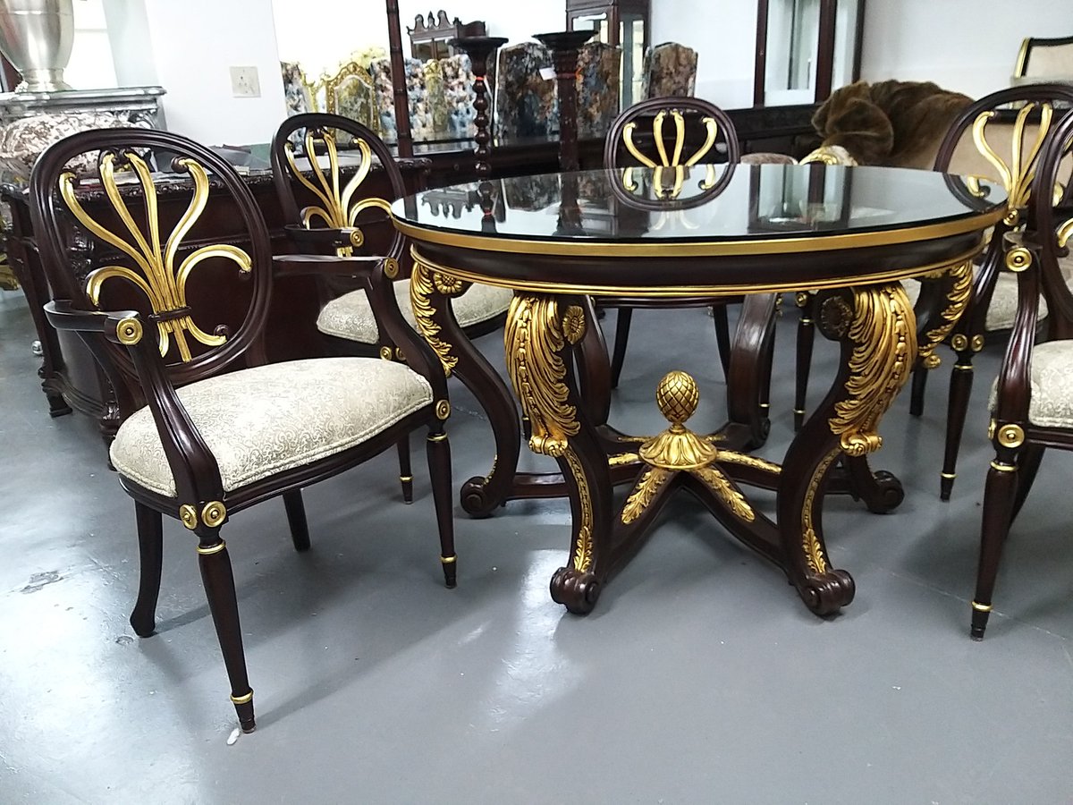 DLFurniture2's tweet photo. The Acorn Base table and Hepplewhite chairs
#DLFurniture #roundtable #hepplewhite #diningroom #homedecor #interiordecorating #luxuryliving https://t.co/aG6sIUWxBI