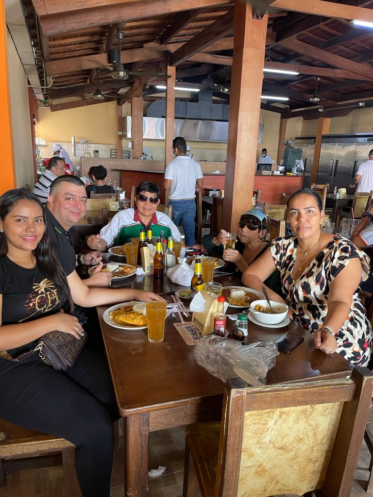 CristyRinconHar's tweet photo. HOY DIA DEL AMOR Y LA AMISTAD ALMUERZO FAMILIAR CON MI SOBRINA-HIJA #MICAMY SU ESPOSO MI SOBRY #WALTER MI HEMANA #JUANY Y LA MEJOR MADRE DEL MUNDO LA MÍA🥰🤝🙏😎❤
Mi FAMILIA SIEMPRE BENDECIDA Y GUIADA DE LA MANO DE DIOS.🙏
GRACIAS MI DIOS POR TODAS TUS BENDICIONES.🙏🤝🥰❤💪 https://t.co/IQXURtdREM