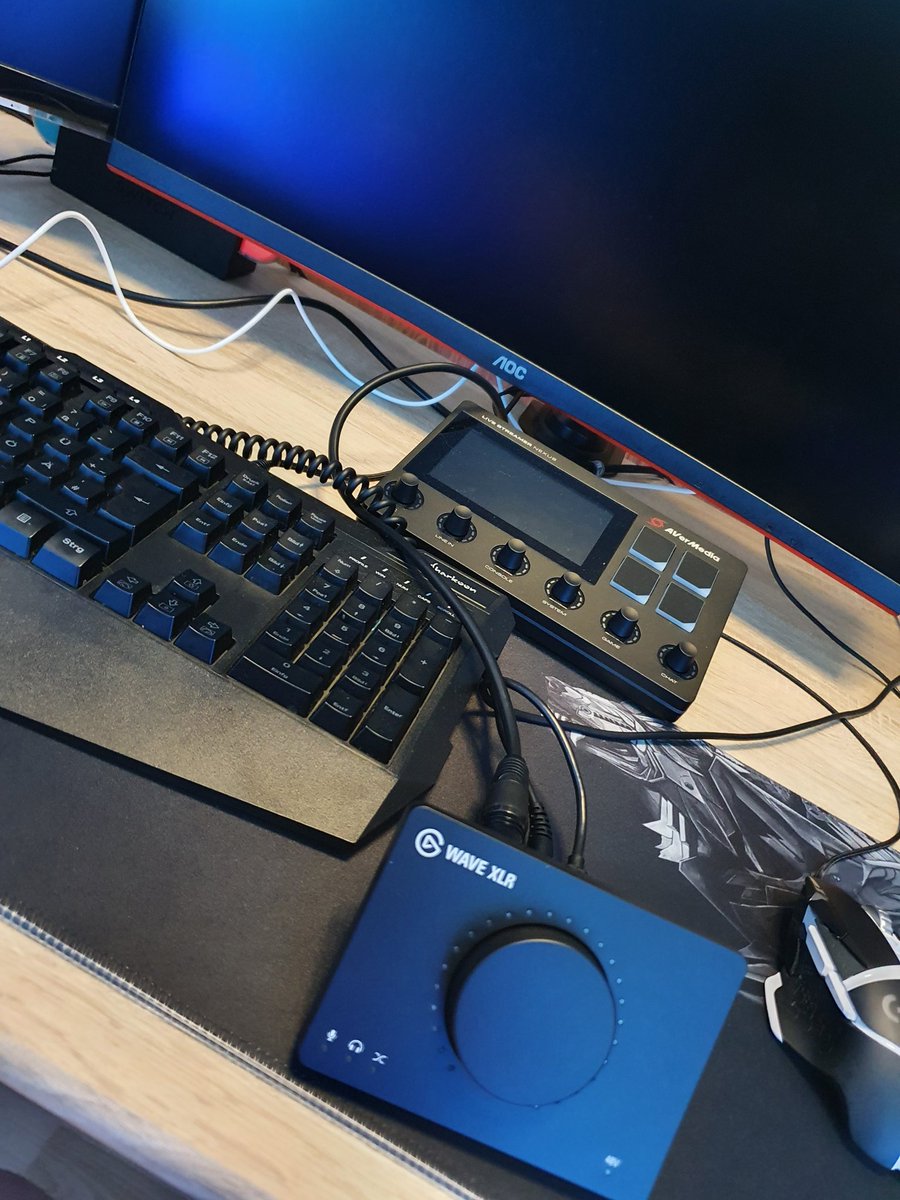 Elgato Wave XLR vs AverMedia Live Streamer.. der Moment wenn du alles versuchst um die Qualität vom Mikrofon zu erhöhen, aber nichts vernünftiges findest (rauschen) 🤔😅 Eine digitale Lösung zu finden erscheint schon recht schwierig 🤪 #elgato #avermedia #mischpult #digital