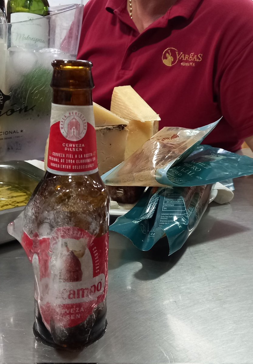 anlualpe's tweet photo. Po alguno le pondrá falta! Vamos al souvenir del Pabellón de Chile en @CerveceriaVarga https://t.co/9TzhlnHLaz